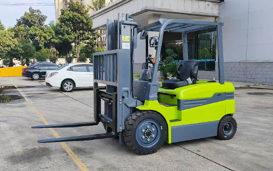 2025年4月15日，金葛完成了向歐洲的一位老客戶(hù)交付一批整柜定制顏色的電動(dòng)叉車(chē)，客戶(hù)對(duì)我們的產(chǎn)品持續(xù)復(fù)購(gòu)，對(duì)我們的質(zhì)量非常的認(rèn)可