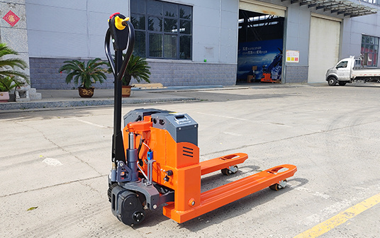 2025年5月21日，金葛完成了向美國(guó)的一位新客戶(hù)交付一批整柜堆高車(chē)，客戶(hù)前期對(duì)樣品車(chē)的認(rèn)可.也對(duì)代表著對(duì)本地市場(chǎng)前景的信心